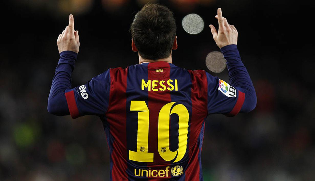 Bintang Barcelona, Lionel Messi, merayakan gol dengan gaya khasnya, dua jari telunjuk diangkat ke atas usai membobol gawang Almeria pada laga La Liga di Stadion Camp Nou, Spanyol, Kamis (8/4/2015). (AFP/Quique Garcia)