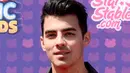 Tak hanya itu, Joe Jonas sangat santai ketika dirinya menjawab pertanyaan publik mengenai mantan kekasihnya tersebut. Dengan senyuman khas yang dimilikinya, Joe Jonas menjawab pertanyaan paparazi. (AFP/Bintang.com)