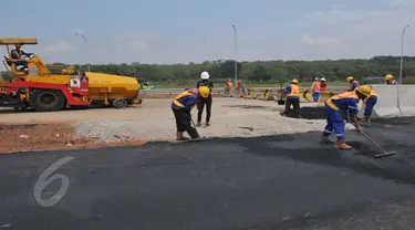 Sejumlah pekerja saat menyelesaikan pengaspalan jalan tol Cikapali, Cirebon, Jawa Barat, Kamis (6/5/2015).  Jalan tol sepanjang 116 km rencananya selesai pada pertengahan bulan Juni 2015 dan akan digunakan pada arus mudik. (Liputan6.com/Andrian M Tunay)