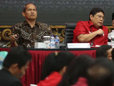 Ketua Majelis Ulama Indonesia (MUI), KH Maruf Amin (kiri) berbincang dengan Wakil Ketua DPR RI Utut Adianto (tengah) di sela Focus Group Discussion di Jakarta, Jumat (27/4). (Liputan6.com/Angga Yuniar)
