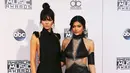 Model Kendall Jenner dan sang adik, Kylie Jenner ketika berpose di red carpet ajang American Music Awards 2015 di Los Angeles , California, Minggu (22/11). (REUTERS/David McNew)