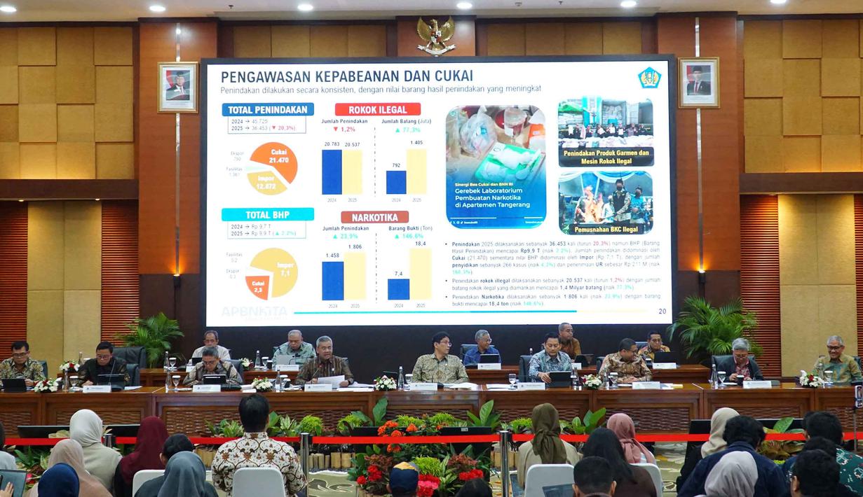Sementara, penerimaan perpajakan tercatat sebesar Rp1.917,6 triliun atau 87,6% dari target. Tampak dalam foto, Menteri Keuangan (Menkeu) Purbaya Yudhi Sadewa (tengah) saat memberi keterangan dalam Konferensi Pers APBN Kita, di Kantor Kementerian Keuangan, Jakarta, Kamis (8/1/2026). (merdeka.com/magang/Rendi Saputra)