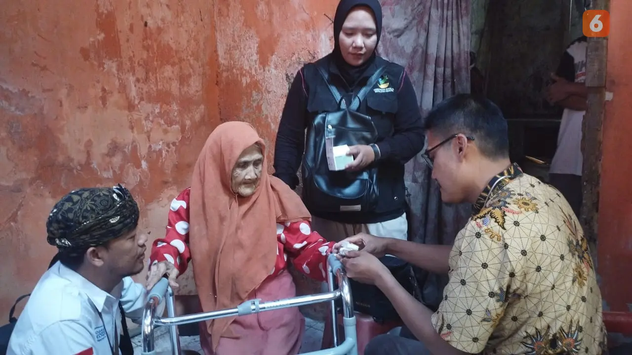 Kemensos berikan bantuan perbaikan rumah dan wirausaha bagi keluarga renta di Kota Sukabumi, (Liputan6.com/Istimewa).