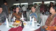 Citizen6, Jakarta: Menko Kesra Agung Laksono dan MKP Sharif C Sutardjo menyaksikan penadatanganan Naskah Kesepakatan Bersama antara Kementerian Pelaksana PNPM Mandiri dg BRI. Pada 2012 ini merupakan tahun ke-enam dalam pelaksanaan PNPM Mandiri, sejak dica