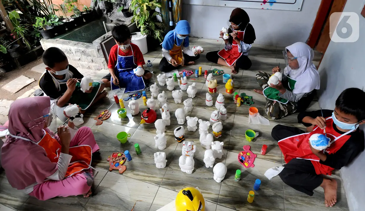 Anak-anak mewarnai boneka berkarakter kartun di Saung Art Gallery, Pondok Cabe, Tangerang Selatan, Banten, Kamis  (25/3/2021). Selain menjadi sarana edukasi, boneka berbahan gipsum yang dapat digunakan sebagai celengan ini dijual dengan harga Rp 20 ribu-Rp 40 ribu per buah. (merdeka.com/Arie Basuki)