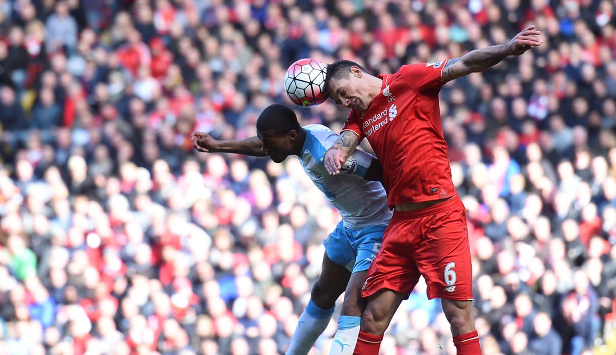 Pemain Liverpool, Dejan Lovren (kanan), berduel dengan pemain Newcastle United, Georginio Wijnaldum, dalam laga Liga Inggris di Stadion Anfield, Sabtu (23/4/2016). (AFP/Paul Ellis)