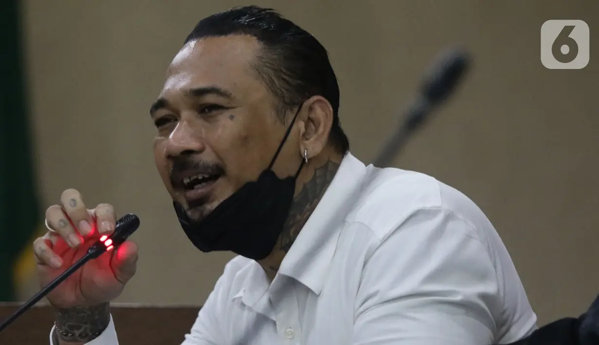 Musisi I Gede Ari Aryastina alias Jerinx saat menjalani sidang lanjutan kasus dugaan pengancaman terhadap Adam Deni di Pengadilan Negeri Jakarta Pusat, Rabu (9/2/2022). Sidang beragendakan keterangan saksi yang meringankan terdakwa, salah satunya dr Tirta. (Liputan6.com/Helmi Fithriansyah)