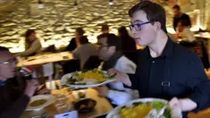 Seorang pelayan dengan down syndrome mengantarkan pesanan kepada pengunjung restoran "Le Reflet" di Nantes, Prancis Barat, 9 Februari 2017. Lelievre (26), mempekerjakan sejumlah karyawan yang memiliki down syndrome di restorannya. (LOIC VENANCE/AFP)