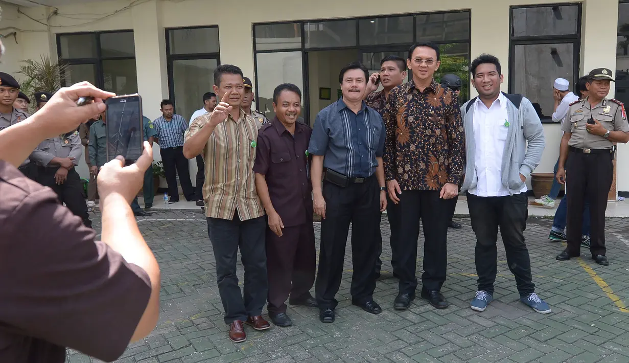 Sejumlah orang berfoto bersama Basuki Tjahaja Purnama (Ahok) sesaat sebelum meninggalkan gedung PN Jakarta Utara, Selasa (20/12). Ahok mendapat pengawalan polisi anti-teror usai menjalani sidang kedua kasus dugaan penistaan. (REUTERS/Adek BERRY/Pool)