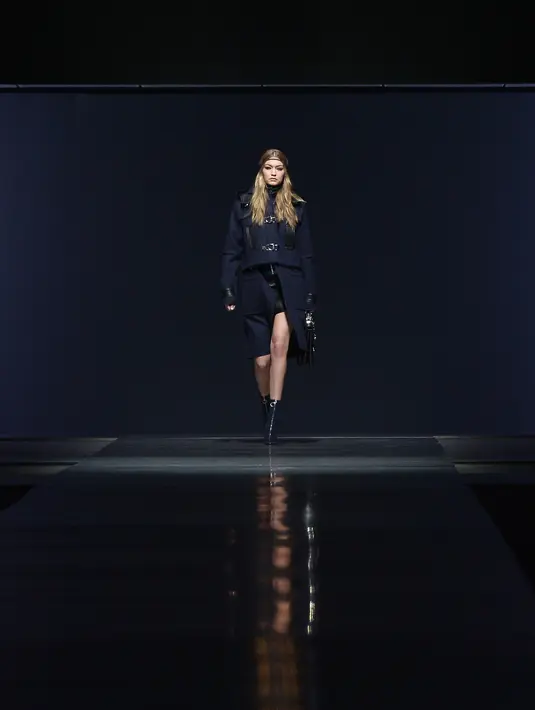 Kaki jenjang yang dimiliki Gigi Hadid begitu lincah ketika ia melenggang di catwalk. (AFP/Bintang.com)