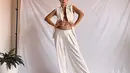 Jennifer Bachdim tampil percaya diri dengan outfit minimalis. Ia mengenakan long vest berwarna putih dan kulot berwarna senada. (instagram/jenniferbachdim)