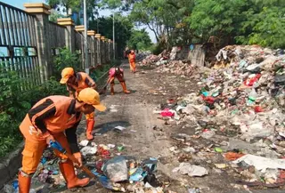 Petugas gabungan menutup tempat pembuangan sampah (TPS) liar untuk membenahi sistem tata pengelolaan sampah di Kelurahan Cakung Barat, Jakarta Timur, Rabu (1/7/2026). (Antara)