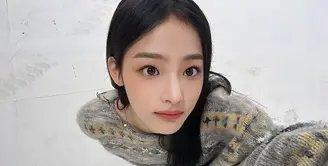 Minji NewJeans namanya sedang banyak diperbincangkan. Tak hanya karena ia merupakan visual dari grup yang juga tengah populer NewJeans, tapi baru-baru ini, ia juga baru saja dinobatkan sebagai brand ambassador dari high end brand Chanel untuk kategori fashion, jam tangan, dan beauty. Foto: Instagram.