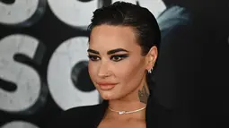 Penampilan Demi Lovato saat menghadiir pemutaran perdana dunia "Scream VI" di AMC Lincoln Square di New York City , Senin (6/3/2023). Pelantun The Cool for the Summer ini menggunakan perhiasan perak sederhana, termasuk cincin, kalung choker, dan anting-anting. (ANGELA WEISS / AFP)