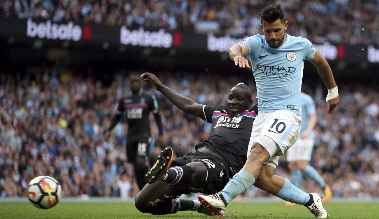 Aksi pemain Manchester City, Sergio Aguero (kanan)  saat mencetak satu gol ke gawang Crystal Palace pada lanjutan Premier League di Etihad Stadium, Manchester, (23/9/2017). City menang telak 5-1. (Nick Potts/PA  via AP)
