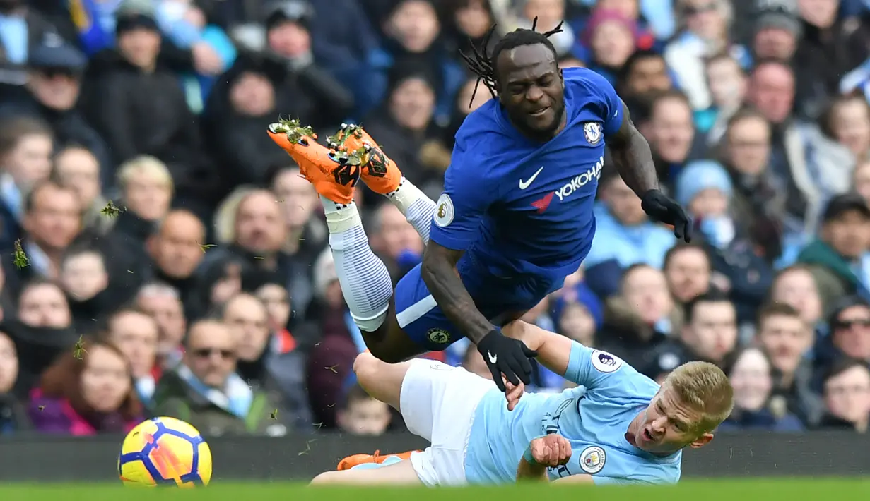 Duel pemain Chelsea,Victor Moses (atas) dan pemain Manchester City, Oleksandr Zinchenko pada lanjutan Premier League di Etihad Stadium, Manchester, (04/03/2018). Manchester City menang 1-0. (AFP/Anthony Devlin)