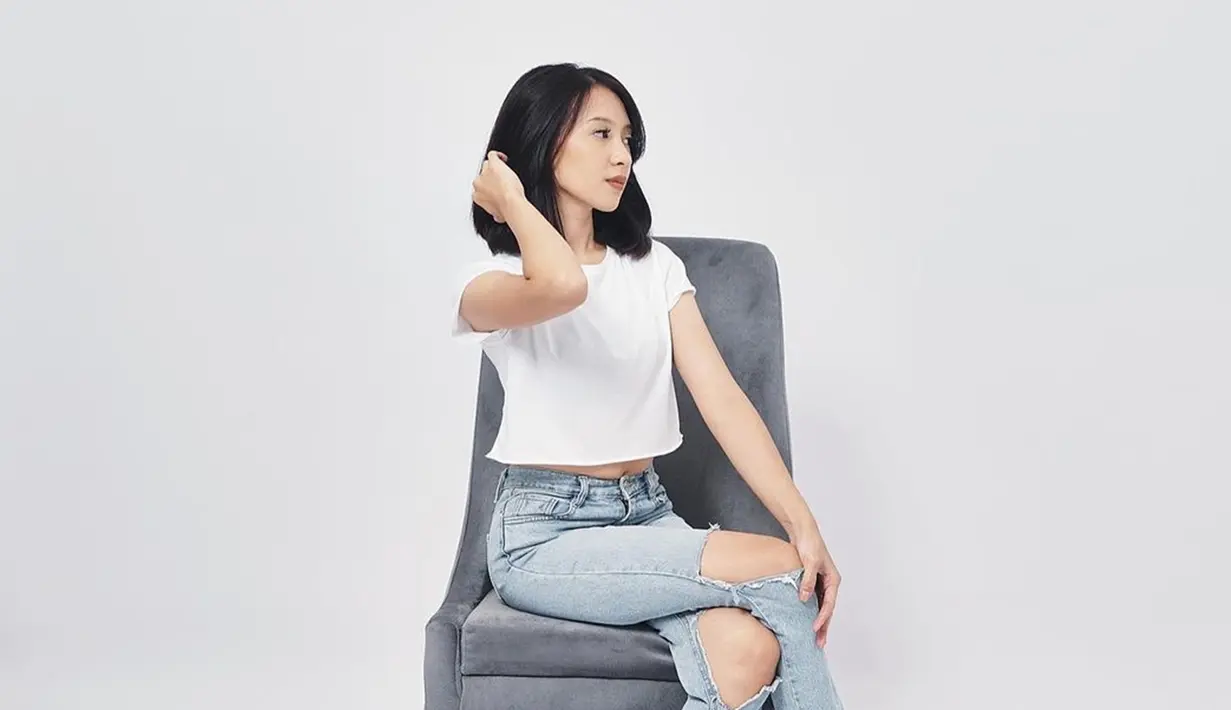 Ketika pacaran hingga menikah berhijab, Dhea Salsabila kini memutuskan untuk melepas hijabnya. Dikenal sebagai istri seorang aktor, tak sedikit netizen yang bubuhkan komentar meminta Dhea untuk kembali mengenakan hijabnya. Meski ada yang mengomentari penampilannya, namun istri pemeran Samudra di sinetron lawas Yang Masih di Bawah Umur ini tak terlalu menghiraukan. (Liputan6.com/IG/@dheybill)