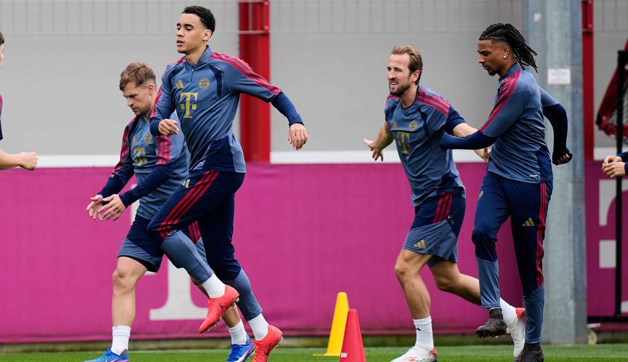 Pertandingan Bayern Munchen vs PSG diprediksi akan kembali berlangsung terbuka. Tampak dalam foto, pemain Bayern Munchen saat mengikuti sesi latihan jelang pertandingan leg kedua semifinal Liga Champions 2025/2026 melawan Paris Saint-Germain (PSG) di Jerman, Selasa 5 Mei 2026. (AP Photo/Matthias Schrader)