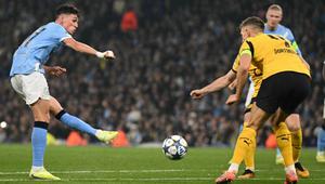 Gelandang Manchester City asal Inggris #47, Phil Foden (kiri), mencetak gol ketiga timnya dalam pertandingan Liga Champions UEFA antara Manchester City dan Borussia Dortmund di Stadion Etihad, Manchester, Inggris barat laut, Kamis (6-11-2025) dini hari WIB. (Oli SCARFF/AFP)
