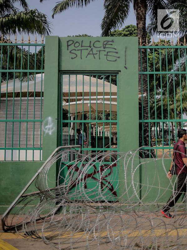 Coret-coretan menghiasi tembok di sekitar Gedung DPR/MPR RI, Jakarta, Selasa (24/9/2019). Demonstrasi mahasiswa dari berbagai kampus yang menolak pengesahan RUU Kitab Undang-Undang Hukum Pidana (KUHP) tercoreng oleh aksi coret-coretan. (Liputan6.com/Faizal Fanani)