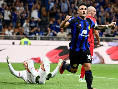 Pemain Inter Milan, Lautaro Martinez, melakukan selebrasi setelah mencetak gol ke gawang Monza pada laga perdana Serie A musim 2023/2024 di Stadion Giuseppe Meazza, Minggu (20/8/2023). Inter Milan menang dengan skor 2-0. (AFP/Isabella Bonotto)