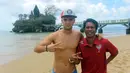 Asisten pelatih Arema Cronus, Pasek Wijaya, foto bersama pemain asal Spanyol, Kiko Insa, usai latihan fisik di Pantai Balekambang, Malang. (Bola.com/Kevin Setiawan)