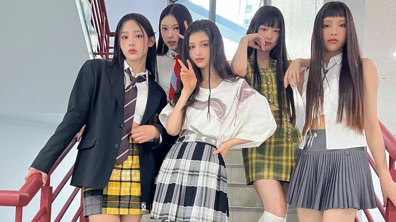 Outfit Member Girl Group NewJeans saat di Acara Musik Ini Curi Perhatian