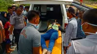 Petugas mengevakuasi korban pembunuhan pakai cangkul di Kandis, Siak. (Liputan6.com/Dok Polres Siak/M Syukur)