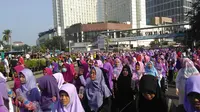 Ratusan orang membagikan hijab gratis di kawasan car free day Bundaran Hotel Indonesia (HI), Jakarta. (Liputan6.com/Muslim AR)