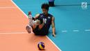 Pemain Timnas voli putra Korea Selatan, Sungmin Moon terjatuh saat melawan Kazakhstan di Semifinal Kejuaraan Voli Asia 2017 di GOR Tri Dharma, Gresik, Senin (31/7). Kazakhstan unggul 3-2. (Liputan6.com/Helmi Fithriansyah)