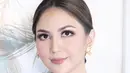 Begitupun Jessica Mila yang mengenakan blush on pink serasi dengan eyesahdow dan lipstiknya. Alis mata tertata rapi tidak berlebihan. @victoria_makeupatelier.