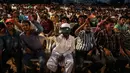 Antusias warga menonton Indian traditional wrestling competition atau Kushti di Arena Akhara, Mumbai, India, 20 Maret 2016. Olahraga tradisional ini terus dilestarikan sebagai bagian dari budaya. (EPA/Divyakant Solanki)