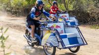 Para pembalap binaan Red Bull di MotoGP, termasuk Pedro Acosta dari Red Bull  GASGAS Tech 3 dan Jorge Martin dari Prima Pramac Racing, yang biasanya melesat dengan motor  tercepat di dunia, kini akan berlomba menggunakan becak motor tradisional Indonesia. (Bola.com/Dok. Red Bull)