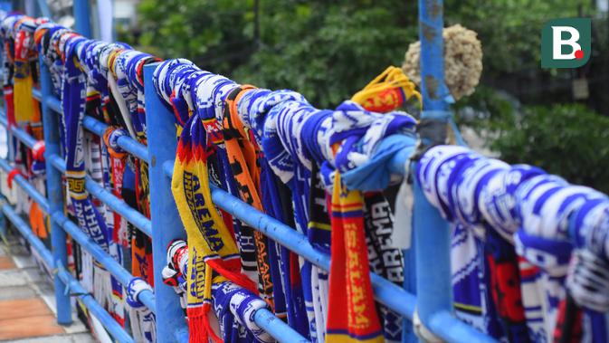 sampai jumpa sepak bola: aremania menggantung syal, tuntut tragedi kanjuruhan diusut tuntas