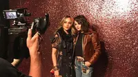 Berikut keakraban dan gaya Cinta Laura saat bertemu dengan Selena Gomez di New York Fashion Week. (Foto: instagram/claurakiehl)