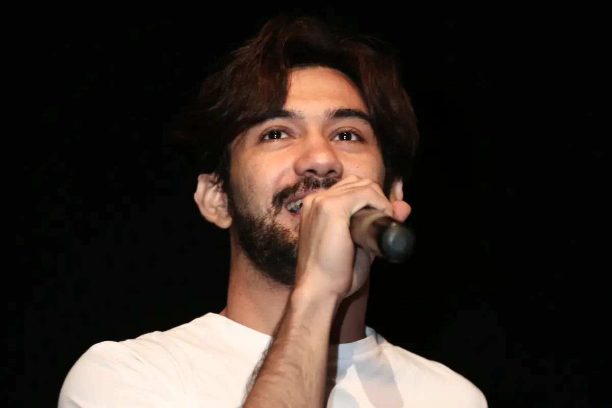 [Bintang] Reza Rahadian Akui Jarang Baca Novel dari Filmnya