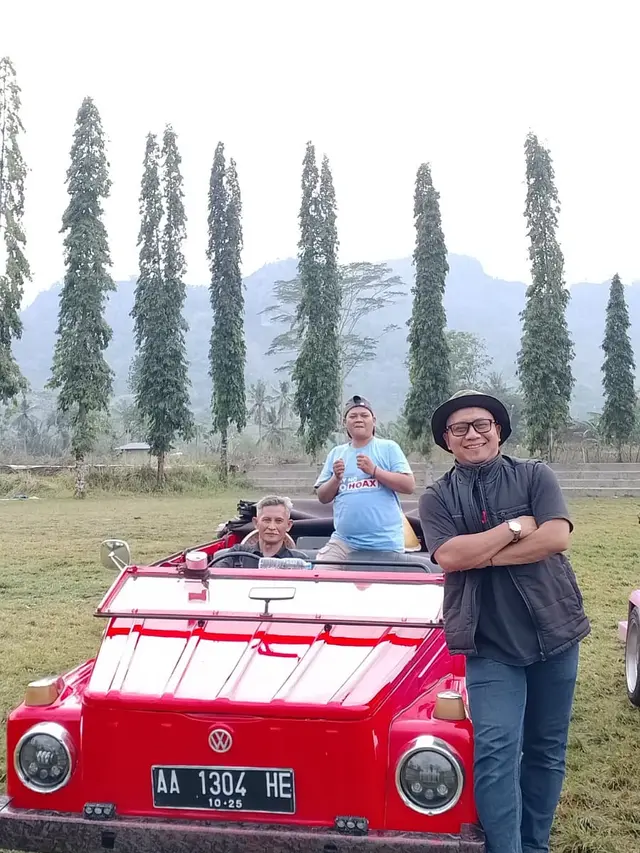 Beberapa pengunjung berfoto di atas mobil klasik Volkswagen (VW) safari tahun 1976 dengan atap terbuka, saat menikmati jalan-jalan di kota Sejuta Bunga, Magelang, Jawa Tengah. (Liputan6.com/Jayadi Supriadin)
