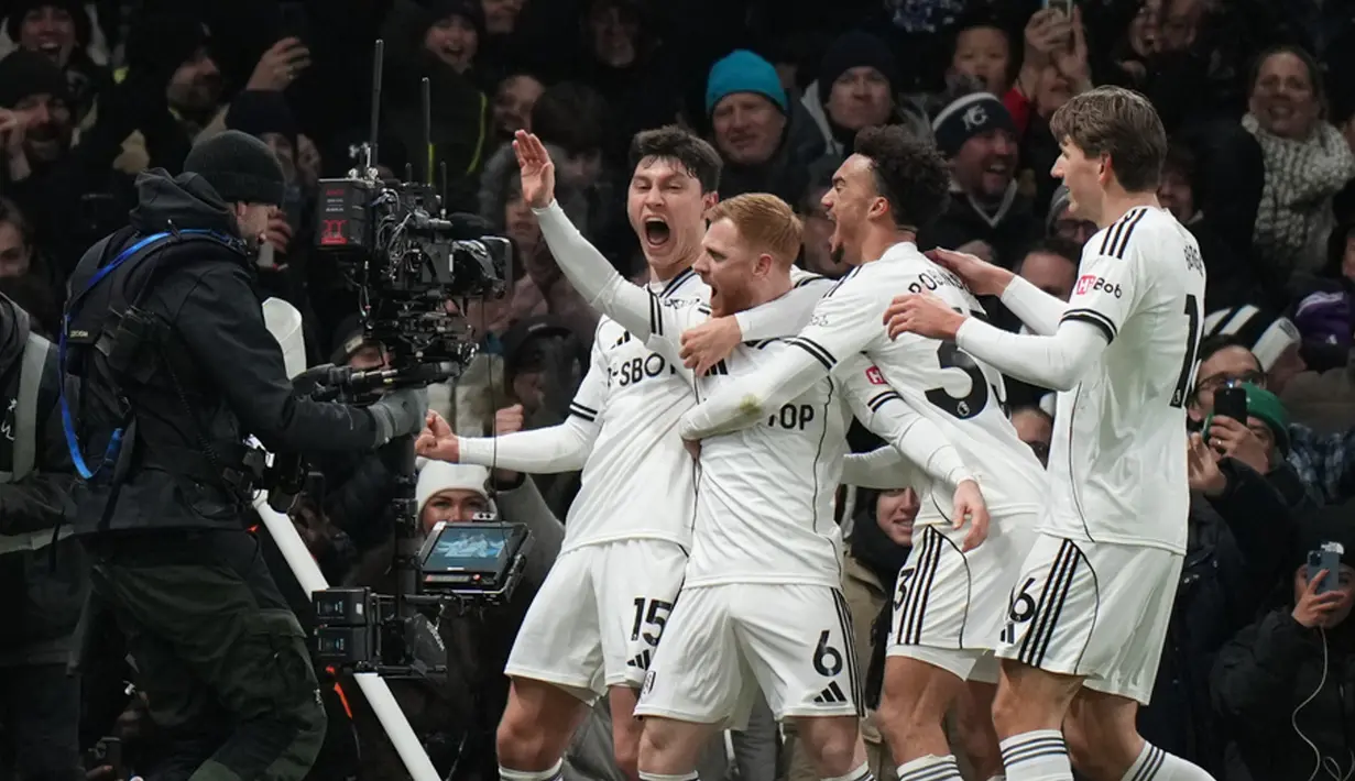 Liverpool berbalik memimpin lewat aksi Cody Gakpo sebelum dibalas gol spektakuler Harrison Reed. (AP Photo/Alastair Grant)