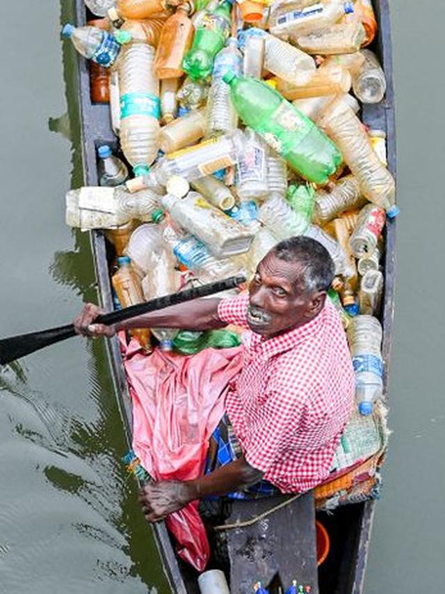Pria Disabilitas Bersihkan Sampah di Sungai Selama Bertahun-tahun Pakai Perahu, Kisahnya Viral