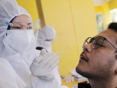 Penarapan protokol kesehatan di Stadion Kanjuruhan Malang, jelang pelaksanaan pertandingan Piala Menpora 2021, Senin (22/3/2021). (Bola.com/Arief Bagus Prasetiyo)