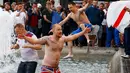 Sejumlah suporter Inggris masuk ke kolam air mancur yang berada di tengah Kota Lille, Prancis (16/6). Aksi ini mereka lakukan setelah mengatahui Timnas Inggris berhasil mengalahkan Wales dalam pertandingan piala Eropa 2016. (REUTERS / Wolfgang Rattay)