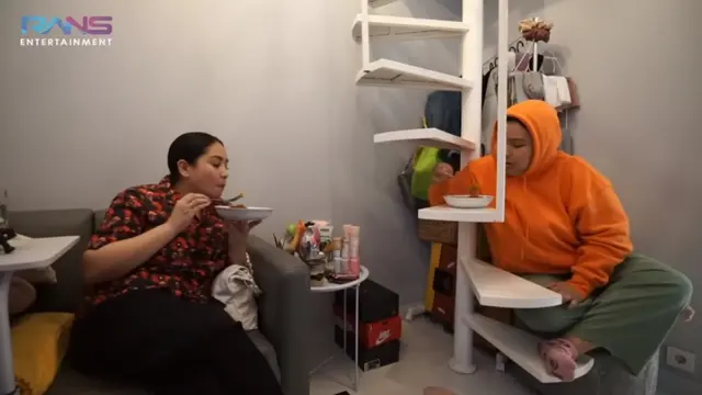 Nagita Slavina mengunjungi tempat kost salah satu karyawannya. (Foto: YouTube Rans Entertainment)