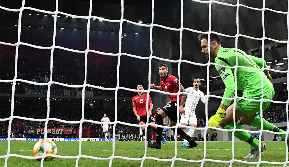 Striker Timnas Prancis, Antoine Griezmann(tengah)  berhasil mencetak gol ke gawang Timnas Albania pada kualifikasi Grup H Piala Eropa 2020 di Arena Kombetare, Minggu (17/11/2019). Griezmann mencetak satu gol saat Les Bleus menaklukkan Albania 2-0. (FRANCK FIFE / AFP)