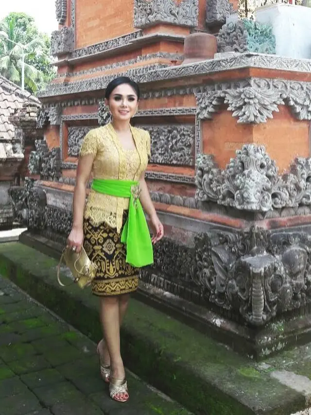 6 Pesona Yuni Shara Tampil dengan Berbagai Busana Adat Ini Selalu Memesona