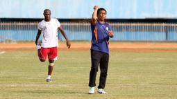 Pelatih Persipura Jayapura, Jafri Sastra, memimpin Boaz Solossa dan rekan-rekannya berlatih di Stadion Mandala, Jayapura, Kamis (28/4/2016) jelang melawan Persija. (Bola.com/Nicklas Hanoatubun)