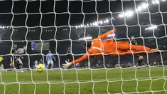 Kiper Juventus Wojciech Szczesny gagal menyelamatkan tembakan pemain Lazio Mattia Zaccagni (kedua kiri) yang mencetak gol kedua timnya saat pertandingan sepak bola Serie A Liga Italia antara Lazio dan Juventus di Stadion Stadio Olimpico, Roma, Italia, Sabtu (8/4/2023). (AP Photo/Alessandra Tarantino)