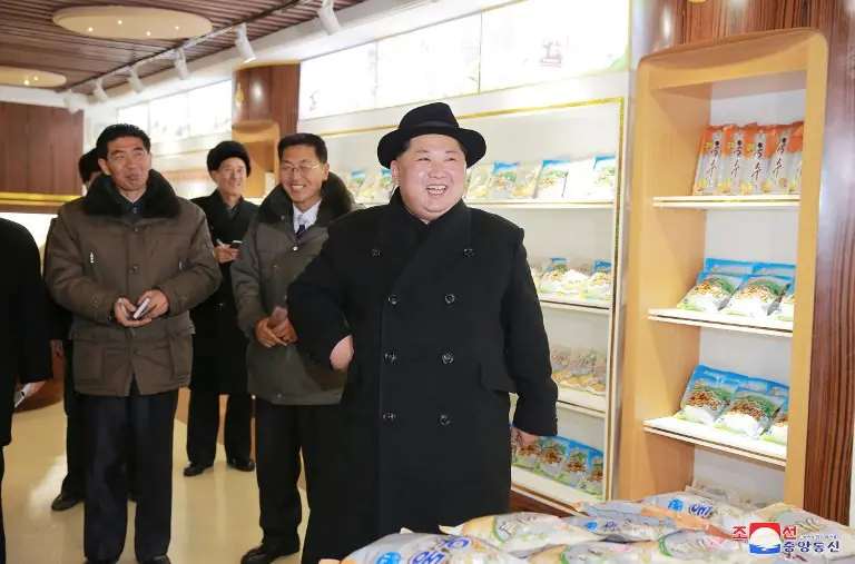 Senyum Kim Jong-un Pamer Kentang Meski Rakyat Korut Kelaparan (KCNA/AFP)