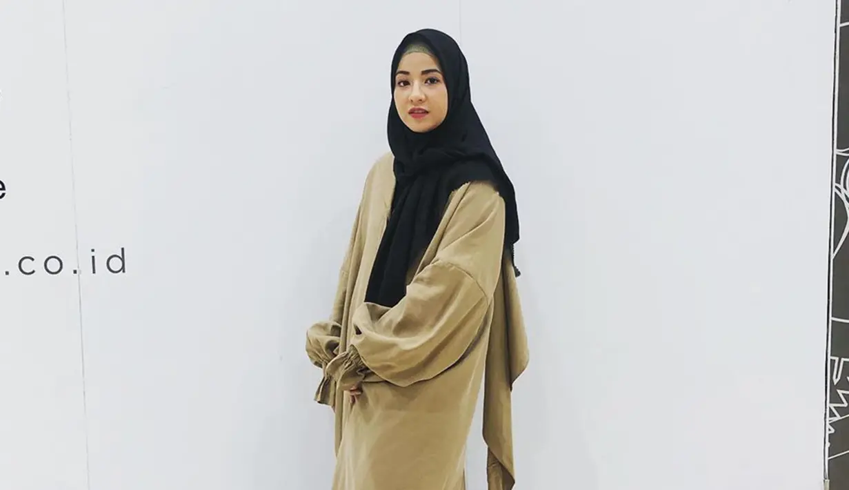 Tampil lebih simple, Chacha memilih hijab panjang berwarna hitam yang dipadukan dengan baju berwarna coklat. (Liputan6.com/IG/@natasharizkinew)