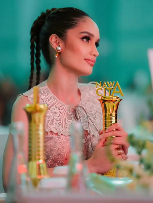 Penghargaan yang diraih oleh Cinta Laura dalam Nawacita Awards ini pun banjir pujian dari netizen. Tak sedikit pula netizen yang turut merasa bangga dengan pencapaian dari Cinta ini. (Liputan6.com/IG/@claurakiehl)