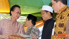 Citizen6, Cianjur: KKP juga memberikan bantuan yang
meliputi empat paket model untuk empat Pondok Pesantren senilai 300 juta dan enam paket buku hasil penelitian dan Al-Quran/Hadits. (Pengirim: Efrimal Bahri)